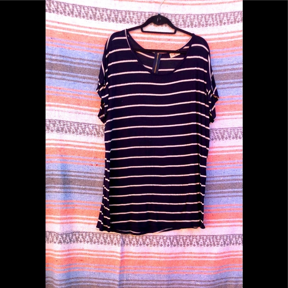 🔥3/$20🔥NAVY & WHITE STRIPED TEE W/GOLD ZIPPER🔥